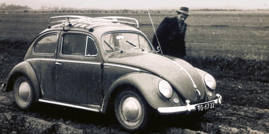 Broder Andrew med sin Volkswagen-bubbla på resa i Jugoslavien 1955.