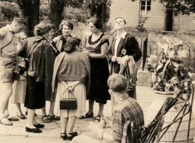 Broder Andrew (mannen som tittar upp på bilden) under sin första resa i Polen 1955. På hans kavajslag sitter en dekal med texten 